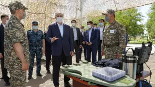 Токаев посетил военный полигон в Арыси
