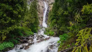 "Плачущий старик" и "любовники". 6 уникальных водопадов на юге Казахстана