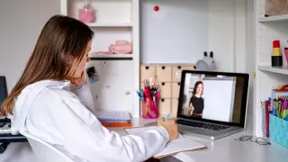 Как решат проблему с интернетом и техникой у школьников Алматы