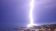 Молнию над Актау сняли на фото и видео