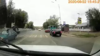 Отлетел на несколько метров: Наезд на пешехода попал на видео в Караганде