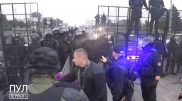 "Мы с ними разберемся!" Лукашенко с оружием в руках вышел на защиту резиденции