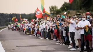 Десятки тысяч людей встали в живую цепь от Вильнюса до границы с Беларусью