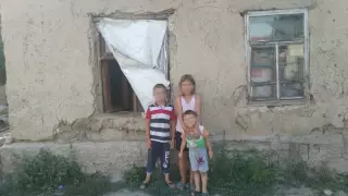 Семья с малолетними детьми живет в аварийном доме в Байсерке
