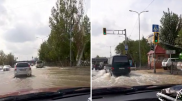 Улицу затопило в Нур-Султане из-за прорыва трубы