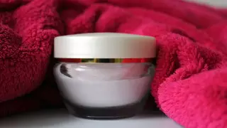 Чем опасна косметика, рассказал врач