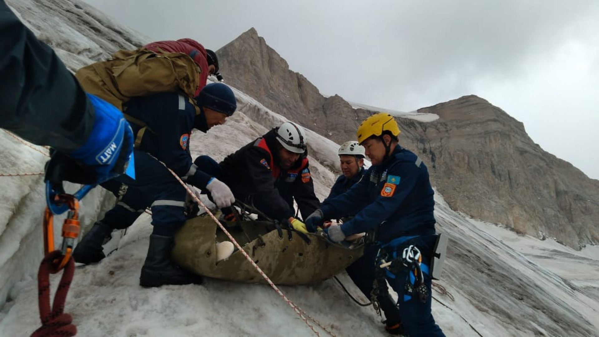 Спасательная операция. Спасатели МЧС Узбекистан альпинисты. Спасательная операция в горах. Спасение ледников.