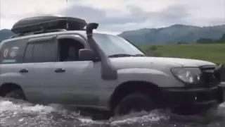 Фото заехавшего в реку в нацпарке внедорожника обсуждает Казнет