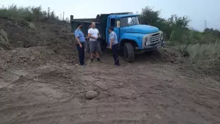 Незаконно вывозившие чернозем грузовики задержали в Алматы