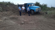 Незаконно вывозившие чернозем грузовики задержали в Алматы