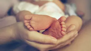 Двухмесячный младенец поздоровался с родителями в Англии