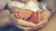 Двухмесячный младенец поздоровался с родителями в Англии