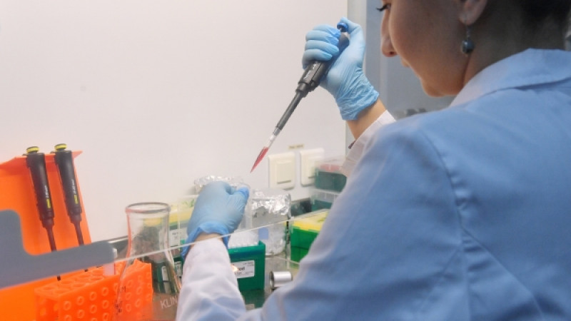 Сотрудница лаборатории проводит испытания вакцины от COVID-19. Фото ©РИА Новости