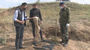 Огромная кость мамонта встретилась на тропе сельчанину в Акмолинской области