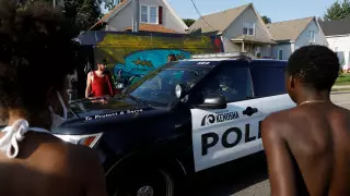 Раненного полицией афроамериканца приковали наручниками к кровати - СМИ