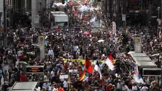 "Путин!" Десятки тысяч людей вышли на митинг против ковид-ограничений в Берлине