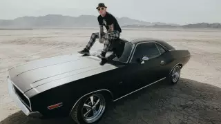 Известный рок-музыкант выставил на аукцион 10 своих гитар