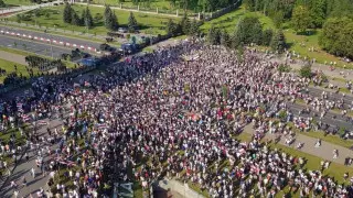 100-тысячный митинг в Минске: к резиденции Лукашенко подошли БТРы