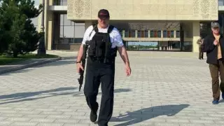 Лукашенко снова появился с автоматом в руках