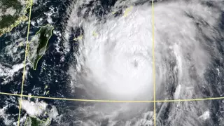 Мощный тайфун "Майсак" обрушился на Японию