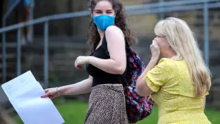 Школьникам запретили кашлять и шутить о коронавирусе в Великобритании