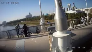 16-летняя астанчанка пыталась спрыгнуть с моста. Ее спасение попало на видео