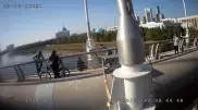 16-летняя астанчанка пыталась спрыгнуть с моста. Ее спасение попало на видео