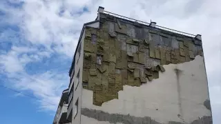 Облицовка слетела с пятиэтажного дома в Алгабасе