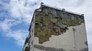 Облицовка слетела с пятиэтажного дома в Алгабасе