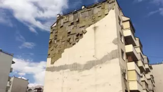 В акимате назвали причину обрушения фасада дома в Алгабасе