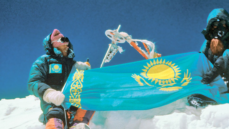 Анатолий Букреев на вершине Эвереста. Источник: bobmckerrow.blogspot.com