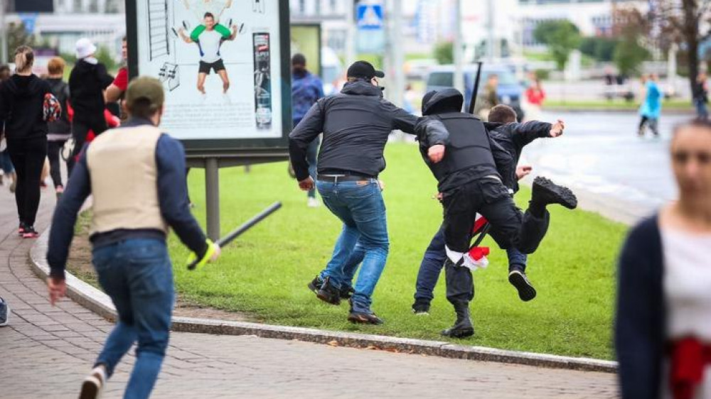 В Минске неизвестные в масках начали громить кафе и задерживать людей