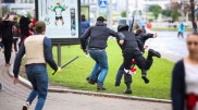 В Минске неизвестные в масках начали громить кафе и задерживать людей