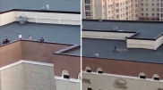 Опасные игры детей на крыше многоэтажки сняли на видео в Нур-Султане