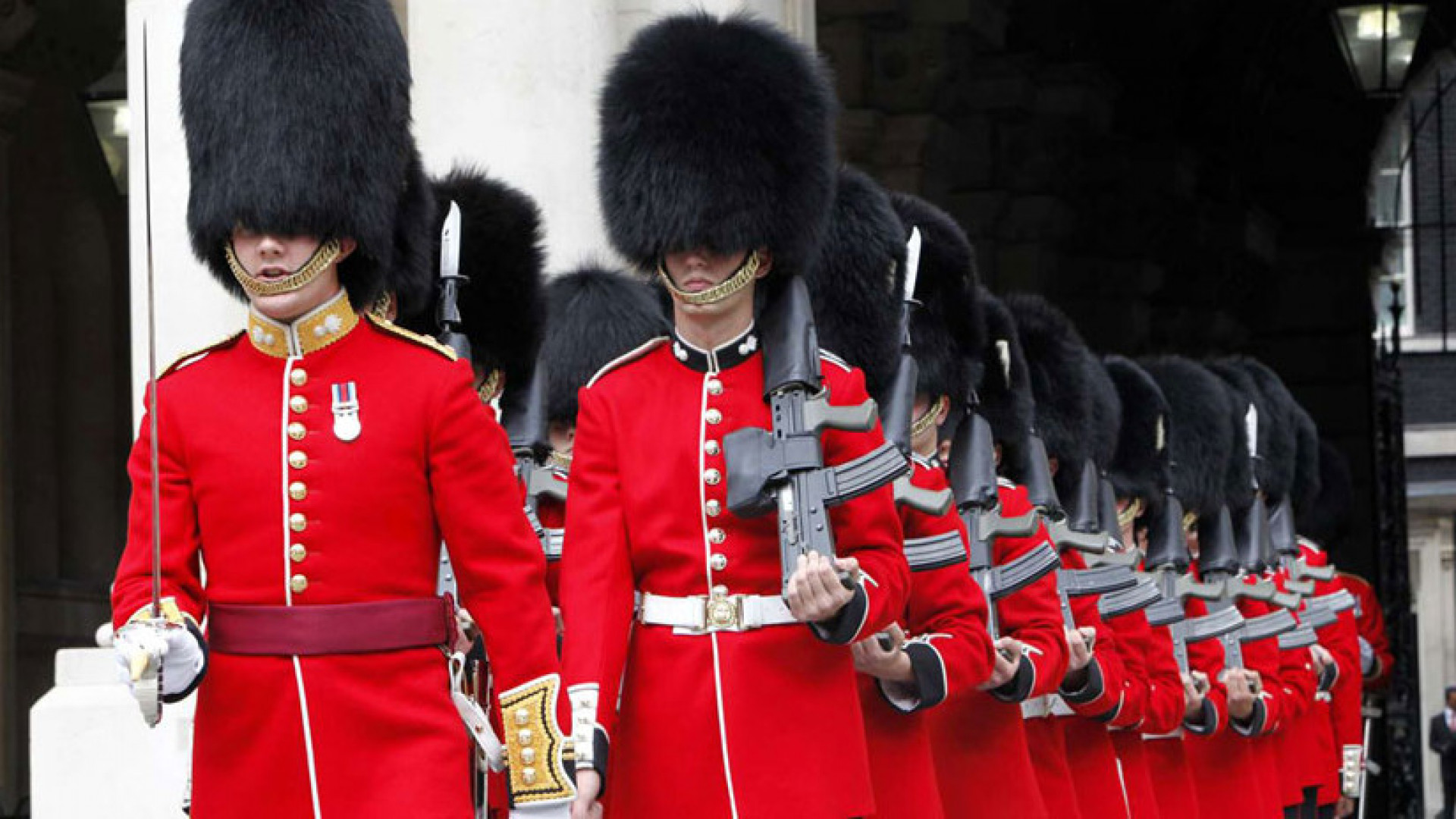 Royal guard. Лондон Букингемский дворец гвардейцы. Гвардейцы Букингемского дворца. Королевская гвардия Букингемского дворца. Королевские гвардейцы у Букингемского дворца.