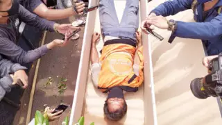 В Индонезии людей без масок кладут в гробы