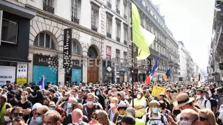 Полиция задержала 200 человек на акции "желтых жилетов" в Париже