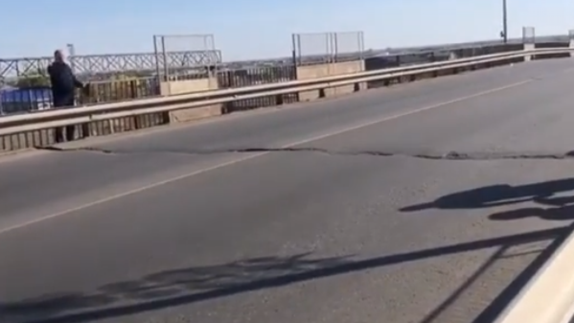 Трещина в казахстане. Трещины в мосту. Мост треснул. Фото лопнувшего моста в Семее. Трещина автомобильного моста.
