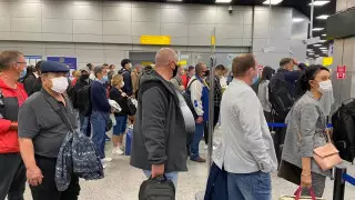 Скопление пассажиров в аэропорту возмутило алматинку