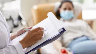 Резкий скачок выздоровевших от пневмонии объяснили в Минздраве