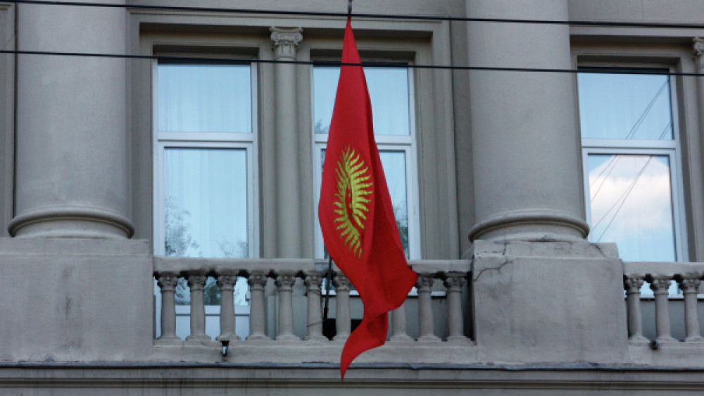 Флаг Кыргызстана на здании посольства в Москве. © РИА Новости