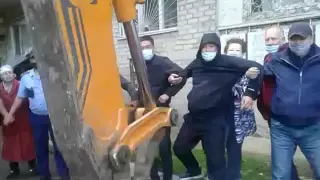 Жители Каскелена штурмовали экскаватор, защищая детскую площадку