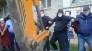 Жители Каскелена штурмовали экскаватор, защищая детскую площадку