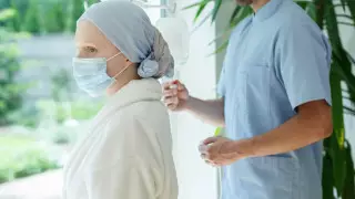 Онкобольным с коронавирусом рекомендовали прекратить лечение от рака