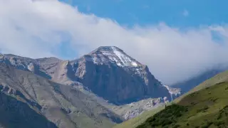 "Малый Кайлас". В Казахстане нашли гору уникальной формы