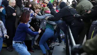 В Минске прошли массовые задержания участниц женского марша