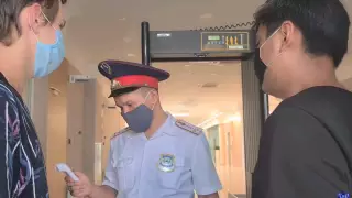 Блогеры показали, как пытаются попасть в акимат Туркестанской области