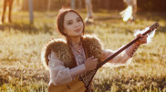"Әр қазақ домбыра тарта білуі керек". Vogue жазған жас домбырашы Маржан Қапсамат