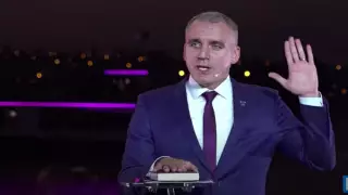 Мэр украинского города поклялся, что не ворует деньги на укладке плитки