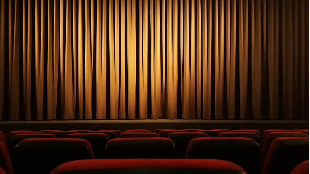 Алматинский театр возмутила "ромашка" с разрешением на открытие
